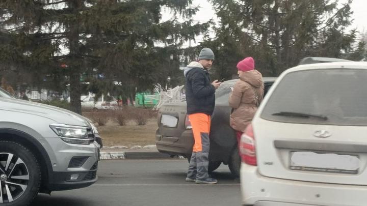 Две "Лады" создали пробку у стадиона "Волга" в Саратове