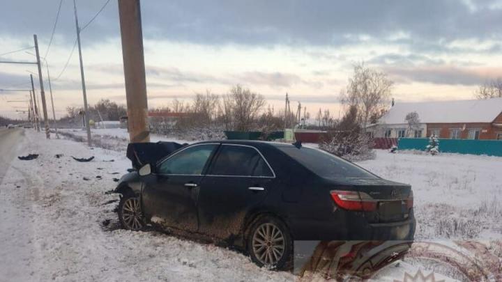 В балаковском селе Toyota врезалась в столб