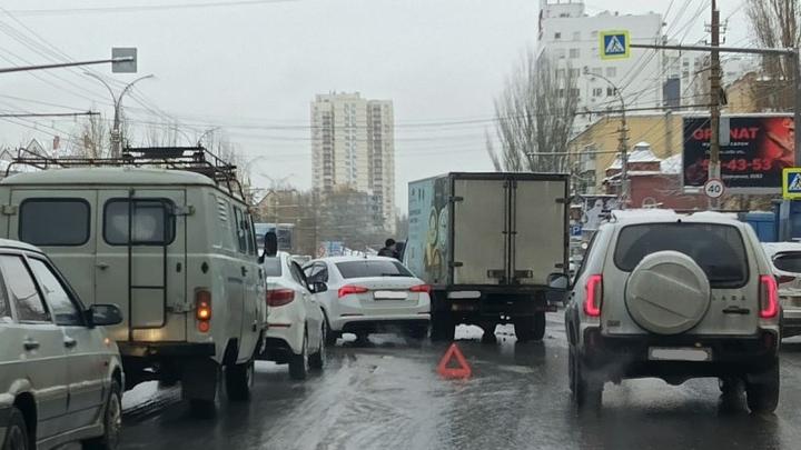 "ГАЗель" с иномаркой создали пробку на Чернышевского в Саратове