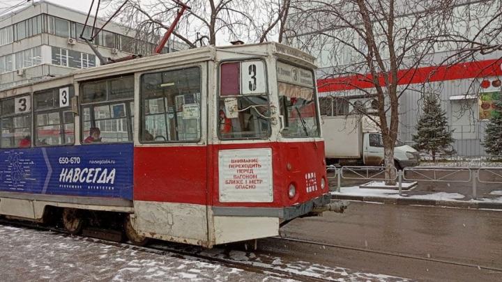 Два трамвайных маршрута остановились в Саратове из-за пакета в вагоне