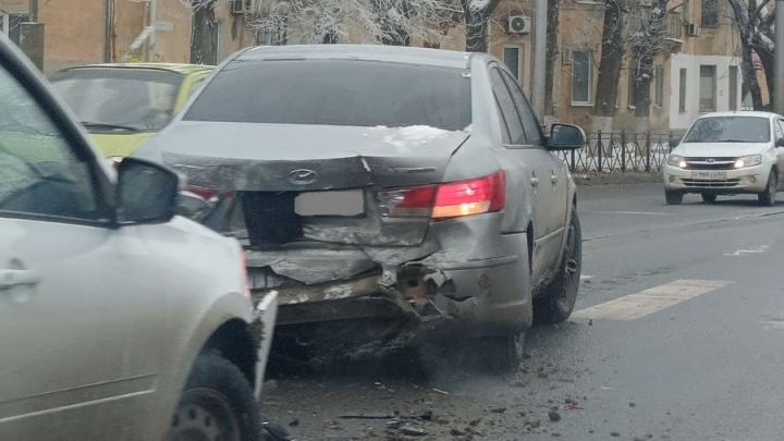 На Московском шоссе в Саратове "Лада" протаранила Hyundai