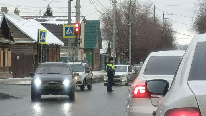 Две иномарки создали пробку на Соколовой в Саратове