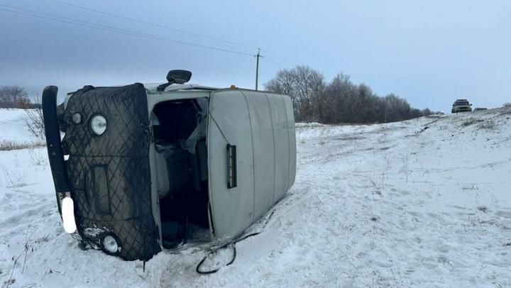 "УАЗ" на скорости вылетел с дороги у саратовского села