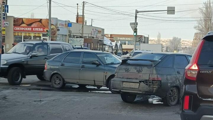 Две "Лады" создали пробку в Солнечном микрорайоне Саратова