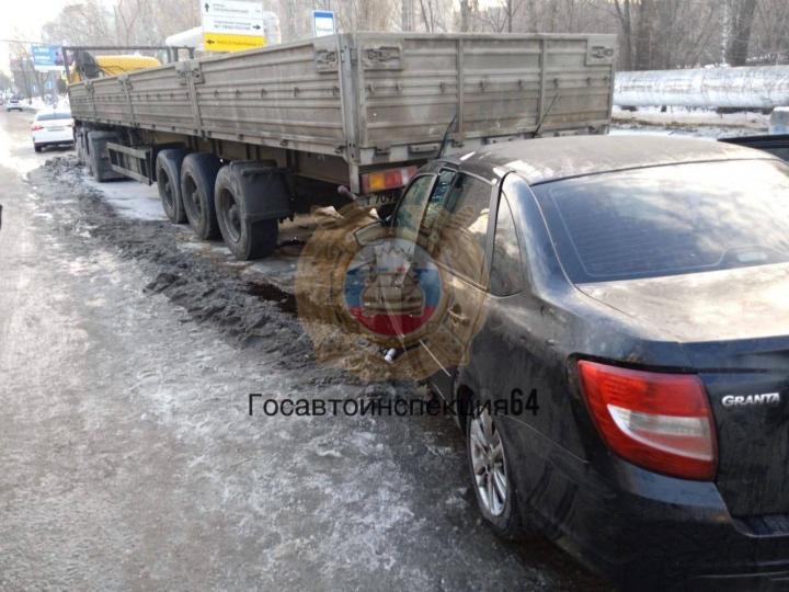 В Солнечном районе Саратова «Лада» влетела в припаркованные грузовики: пострадавшие в больнице