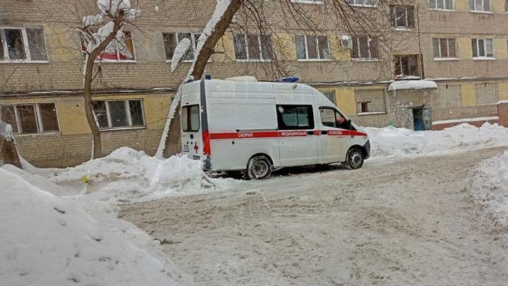 Саратовский школьник врезался на "ватрушке" в столб и попал в больницу