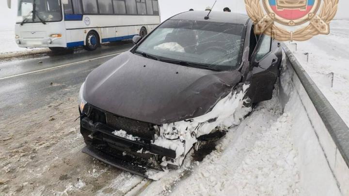 Водитель "Весты" пострадал в ДТП в Ершовском районе