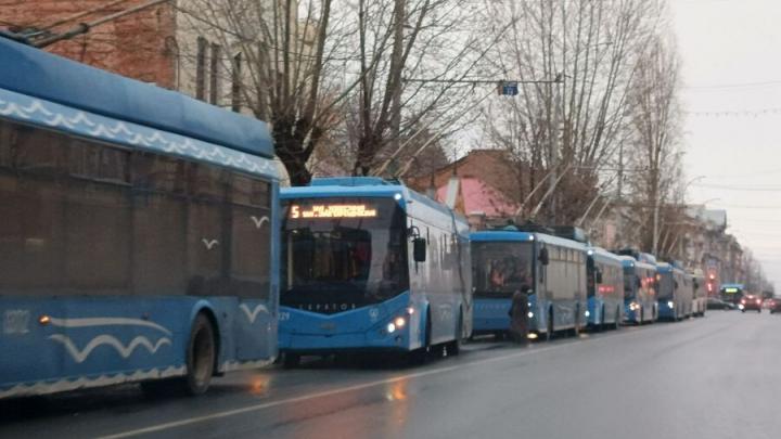 Автобусы и троллейбусы встали на Московской в Саратове из-за ДТП