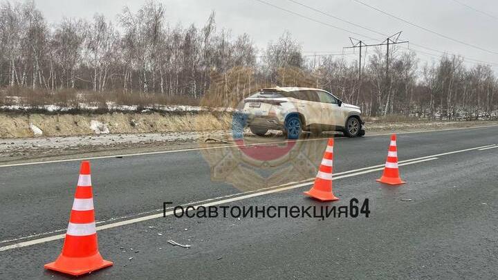 На саратовской трассе под колесами иномарки погиб мужчина