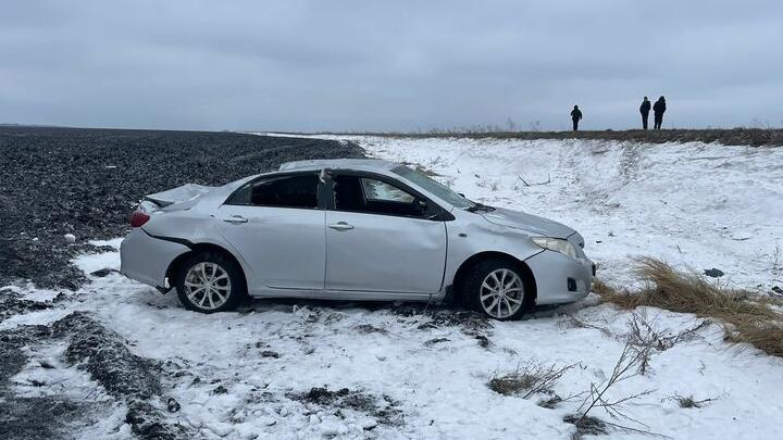 Женщина пострадала в опрокинувшейся иномарке в Романовском районе