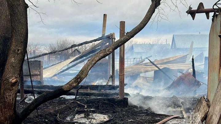 В Гагаринском районе горели сараи: погиб мужчина