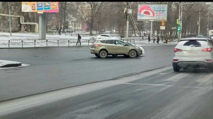 Две иномарки создали пробку на "Стрелке" в Саратове