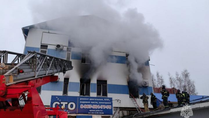 Утром пожарные тушили горящую СТО в Саратове