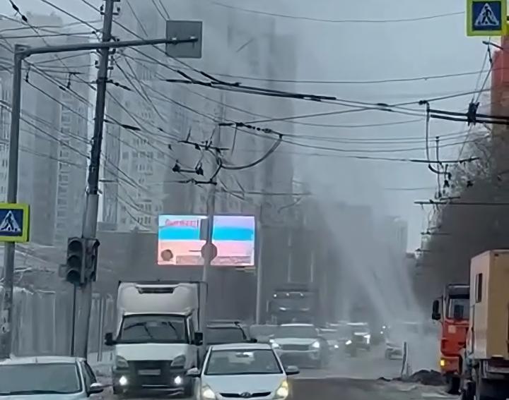 «Коммунальный фонтан разбушевался»: в Саратове на одной из улиц забил огромный поток воды