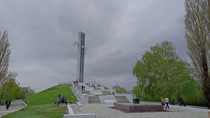 Саратовский общественник требует возбудить уголовное дело после установки светильника в Парке Победы