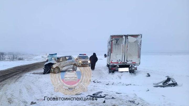 Водитель легковушки пострадал в ДТП с грузовиком в Гагаринском районе Саратова