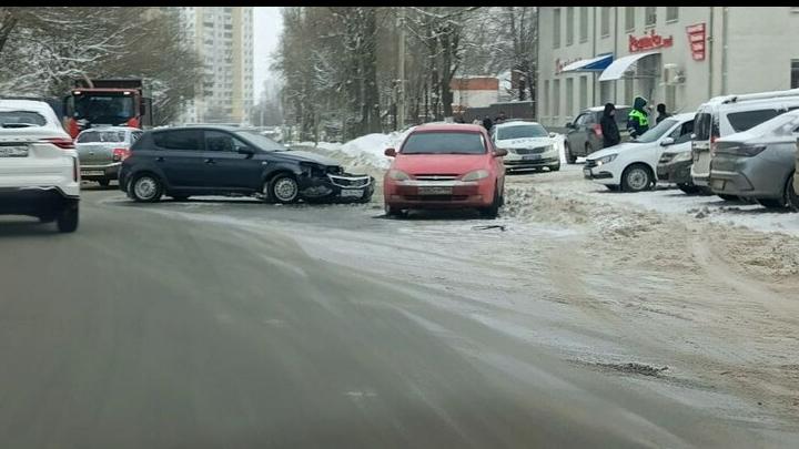 Авария на Вольском тракте парализовала две полосы в сторону Саратова