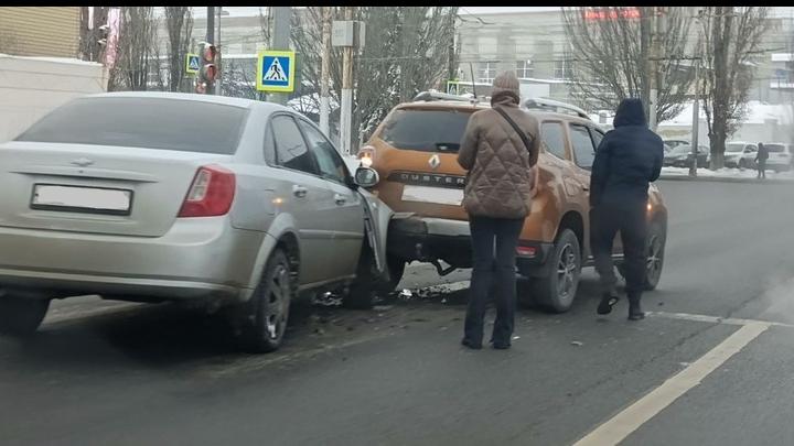 На Трофимовском мосту в Саратове столкнулись две иномарки