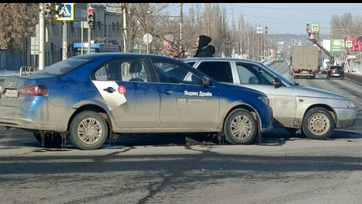 Две аварии на проспекте Строителей в Саратове создали серьезную пробку