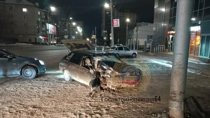 На Ильинской площади в Саратове "девятка" въехала в столб