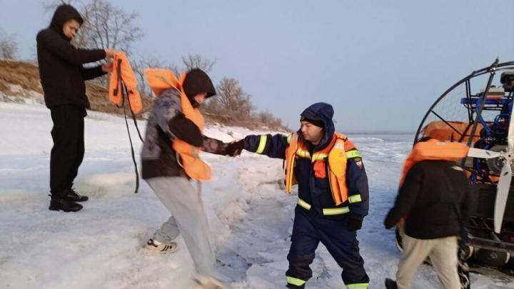 Ночью на острове в Вольском районе заблудились трое парней