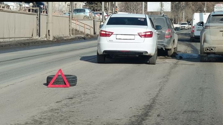 У ТЦ "Город" в Саратове столкнулись три "Лады"