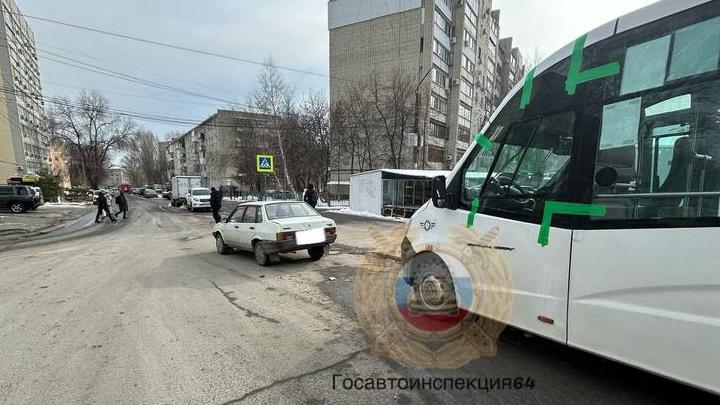 В Саратове маршрутка въехала в легковушку на Большой Садовой