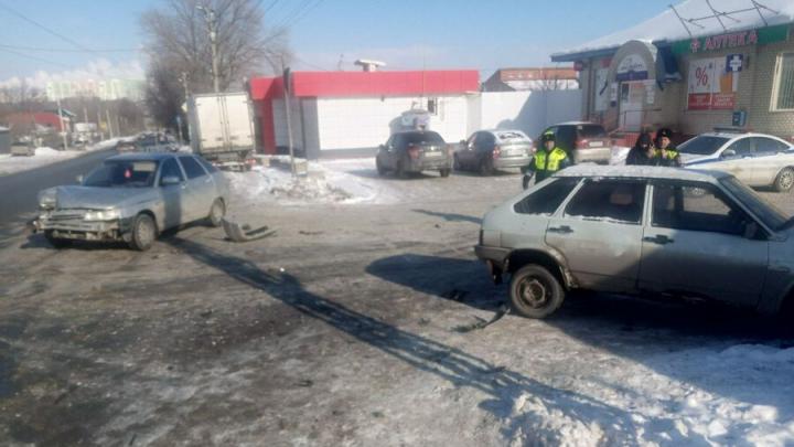 Две "Лады" попали в ДТП на Танкистов в Саратове: есть пострадавший