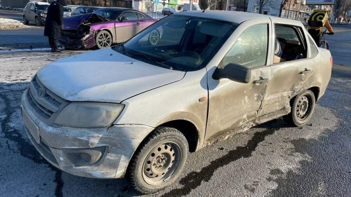 У автомойки на проспекте Строителей в Саратове пострадала автоледи