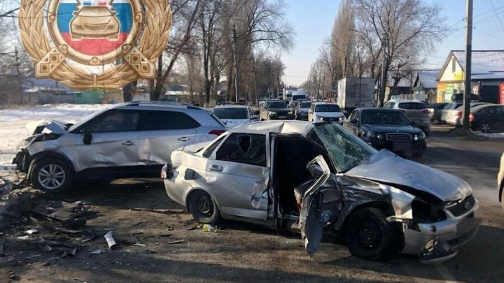 Водитель и пассажир "Приоры" пострадали в ДТП в Энгельсе