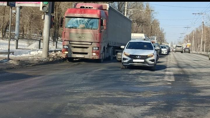 BMW влетел в «Ладу» на проспекте 50 лет Октября в Саратове