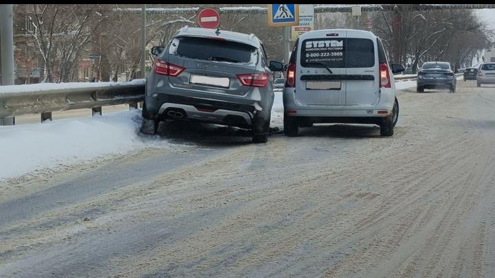 ДТП с двумя "Ладами" в Солнечном: одна машина улетела в отбойник