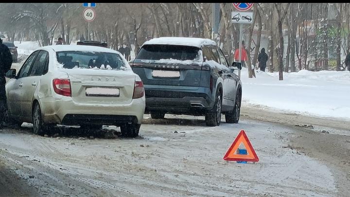 «Лада» влетела в Haval у рынка "Солнечный" в Саратове