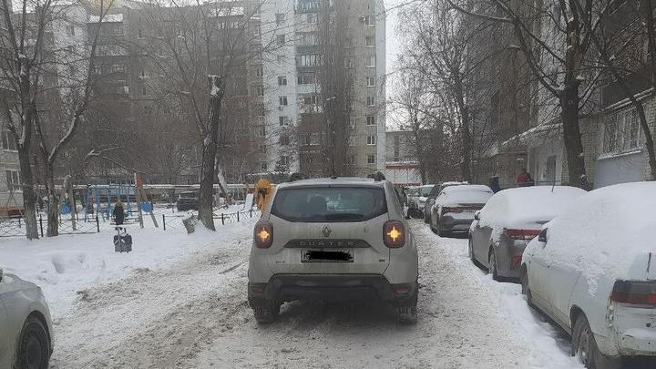 Кроссовер наехал на 10-летнюю девочку во дворе в Заводском районе Саратова