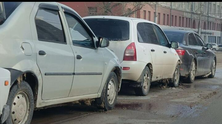 Массовая авария у Полиграфкомбината в Саратове парализовала движение транспорта