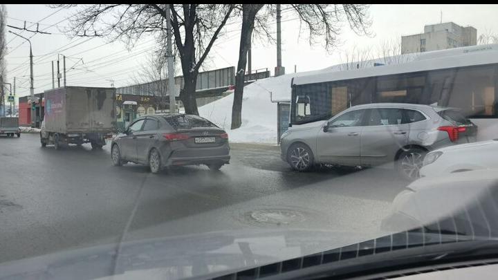 Пассажирский автобус притерся к "китайцу" на кольце НИИ в Саратове