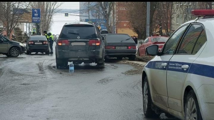 Две иномарки затрудняют движение по Вольской в Саратове