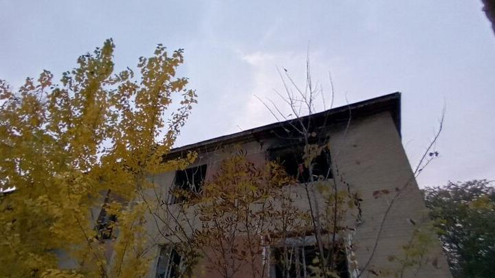 В Саратове ночью горел расселенный дом на Брянской В Саратове ночью горел расселенный дом на Брянской