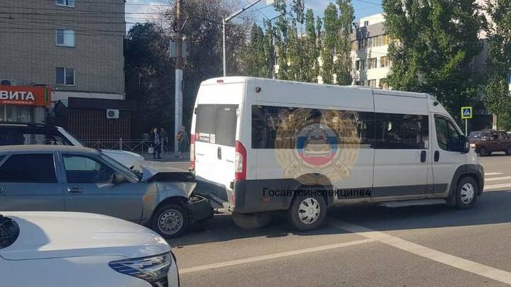 Авария у гостиницы «Олимпия»: водитель Lada Priora попал в больницу после ДТП Авария у гостиницы «Олимпия»: водитель Lada Priora попал в больницу после ДТП