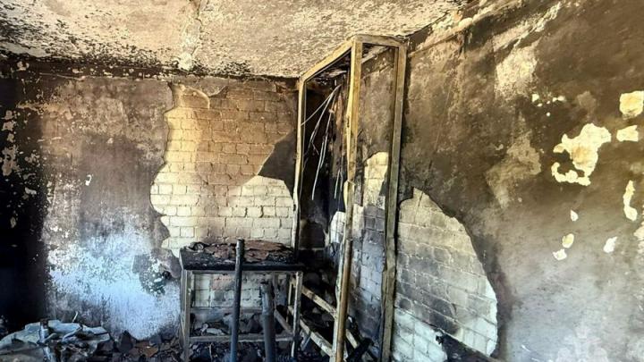 В Саратове на улице Лунной загорелось заброшенное здание В Саратове на улице Лунной загорелось заброшенное здание