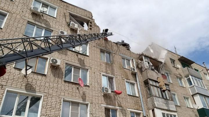 В Ершове из-за взрыва газа загорелся многоквартирный дом, есть пострадавшие квартиры В Ершове из-за взрыва газа загорелся многоквартирный дом, есть пострадавшие квартиры