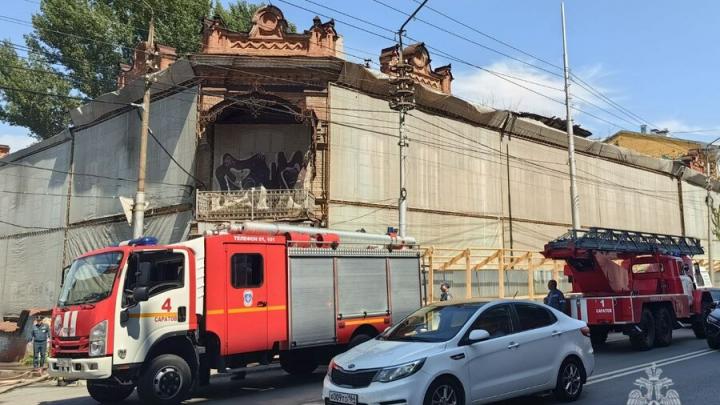 В Саратове загорелось здание усадьбы купца Баринова В Саратове загорелось здание усадьбы купца Баринова