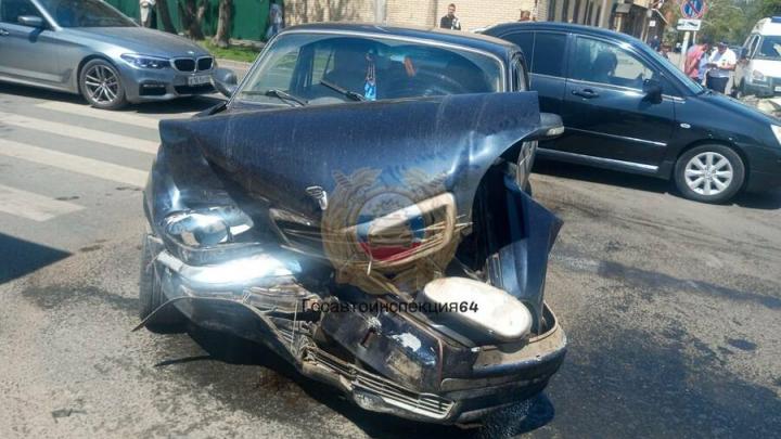 У Сенного в Саратове женщина пострадала в ДТП с "Волгой" У Сенного в Саратове женщина пострадала в ДТП с "Волгой"