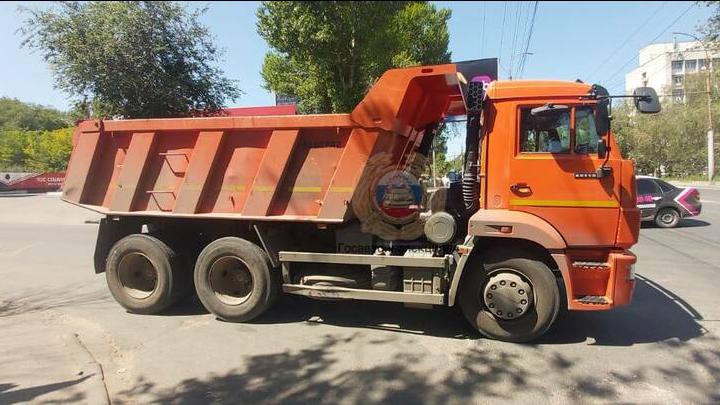 В Саратове "КамАЗ" наехал на женщину