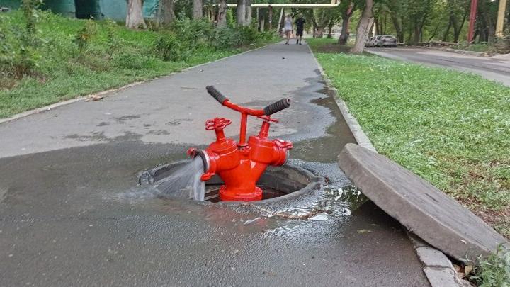 В Саратове на улице Космодемьянской спасли троих из горящей пятиэтажки В Саратове на улице Космодемьянской спасли троих из горящей пятиэтажки