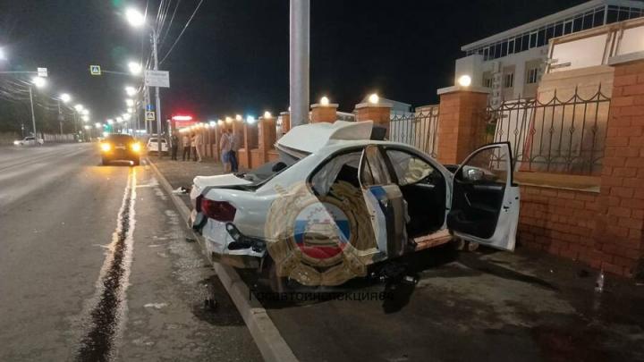 Ночью иномарка врезалась в столб в Саратове: пострадали два молодых человека Ночью иномарка врезалась в столб в Саратове: пострадали два молодых человека