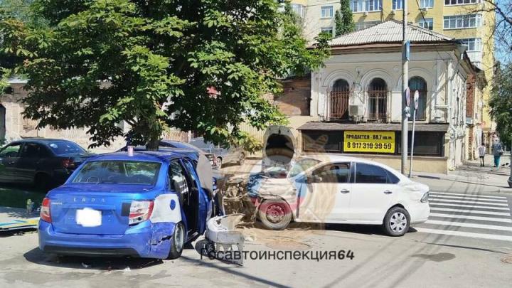 Ночное ДТП в центре Саратова: иномарка и отечественный автомобиль «встретились» на Первомайской Ночное ДТП в центре Саратова: иномарка и отечественный автомобиль «встретились» на Первомайской