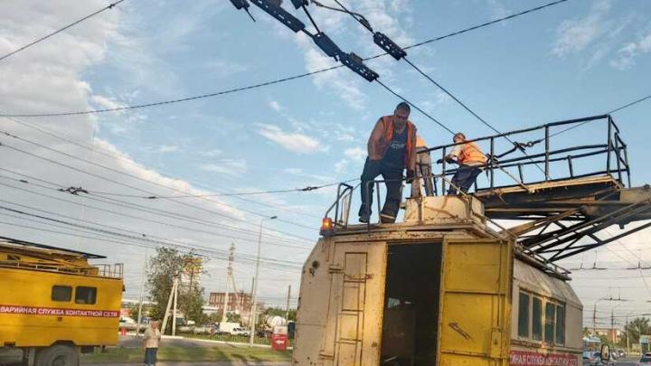В Энгельсе негабаритные большегрузы порвали троллейбусную сеть