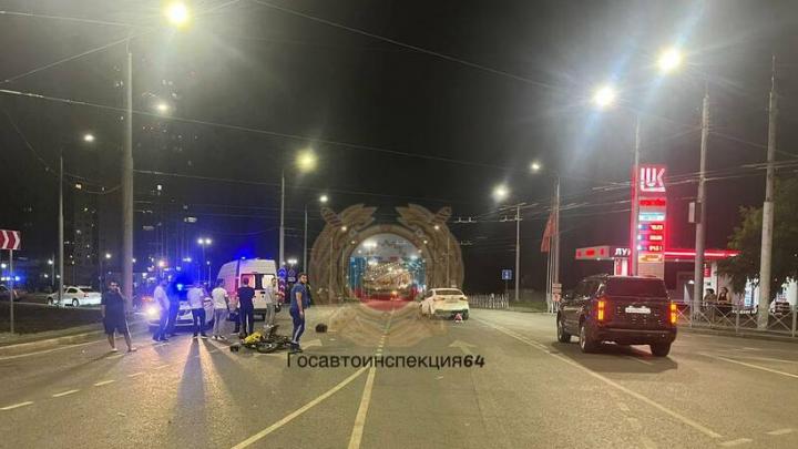Ночью в Саратове автомобиль сбил молодого велосипедиста Ночью в Саратове автомобиль сбил молодого велосипедиста