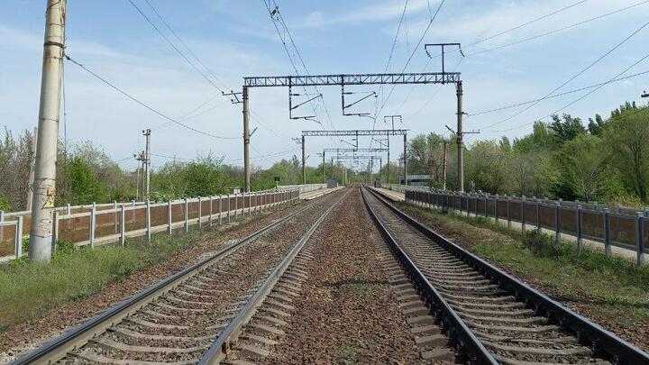В Саратовской области глухонемая девушка попала под поезд В Саратовской области глухонемая девушка попала под поезд